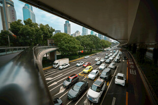 城市高架桥拥堵交通景象