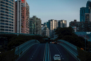 城市道路与林立高楼景象