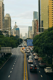 城市道路车流高峰景象