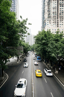 城市道路上行驶的多彩车辆