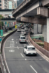 城市高架桥上车流景象