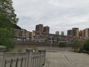 河畔城市景观