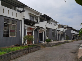整齐排列的乡村联排住宅