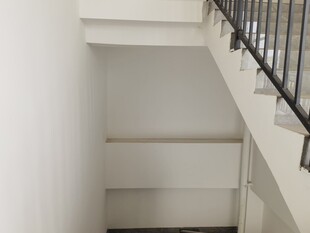 室内楼梯角落视角