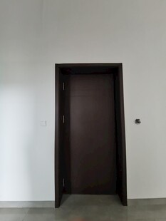 简约深棕色房门室内场景