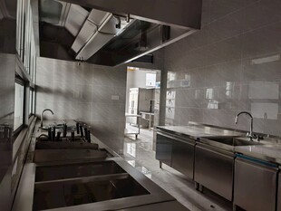现代工业风不锈钢厨房空间