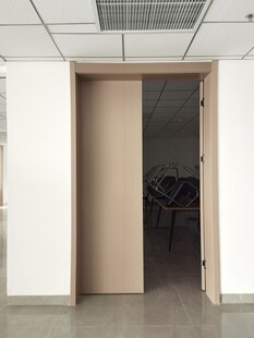 简约室内敞开的房门