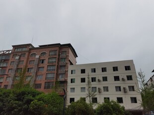 老旧楼房与新建筑对比