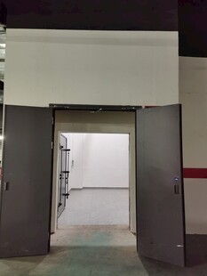 敞开的仓库大门