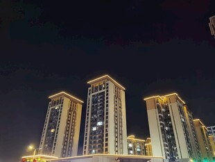 夜幕下的璀璨高楼