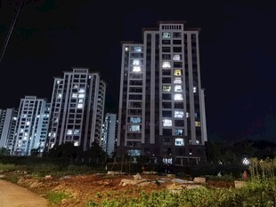 夜晚中的高层住宅小区