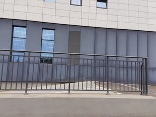 现代建筑外的金属护栏