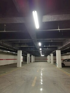 空旷地下停车场内部景象