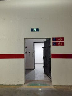 敞开的室内门与走廊场景