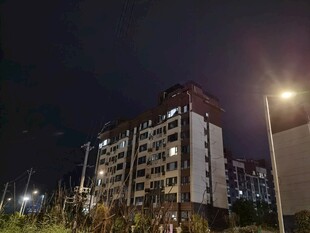 夜晚中的高层居民楼