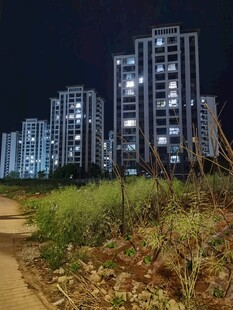 夜晚城郊新旧景象对比