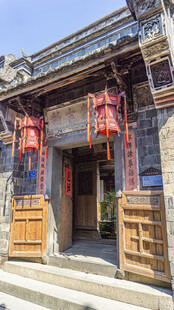 古雅中式店铺 红灯笼装点