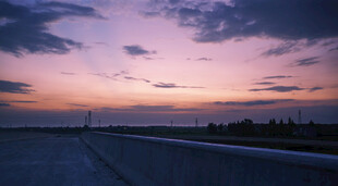 黄昏时分的公路与天空景色