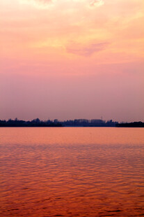 晚霞映照下波光粼粼的湖面