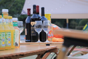 户外桌上的酒水与餐具