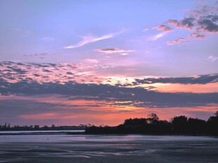 美丽海滨的绚烂日落景色