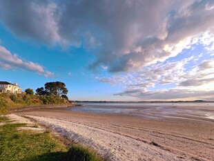 蓝天沙滩与云彩美景