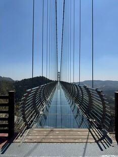 壮观悬索桥俯瞰景象