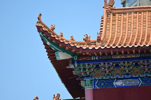 中式古建筑屋檐一角