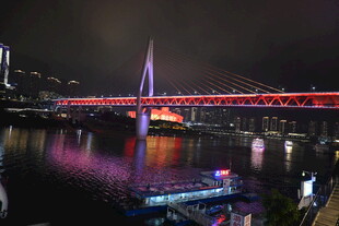 重庆夜景下的璀璨跨江大桥