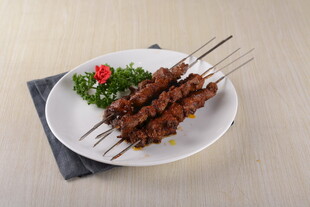 美味烤羊肉串摆盘精致