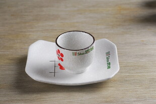 中式瓷杯与托盘组合