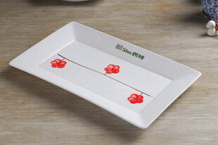 白色餐盘上的红色装饰图案