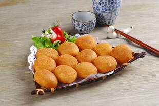 美味油炸丸子盘饰精美