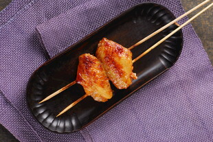 烤鸡翅串在竹签上