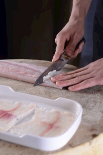 手工切鱼片的瞬间
