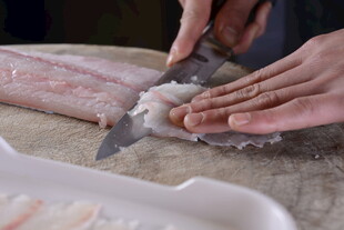厨师手工切鱼片