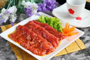 美味鲜嫩的酱牛肉摆盘