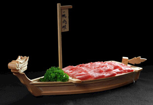 船型盘装的精致生鲜肉片
