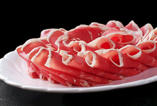 鲜美的火锅涮牛肉片