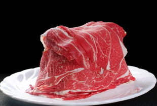 新鲜牛肉片摆放在白盘上