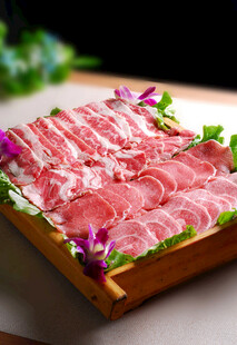 新鲜美味羊肉片摆盘精致