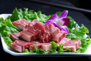 鲜嫩牛肉摆盘配绿叶花卉