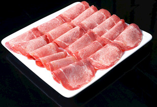 新鲜切片猪肉整齐摆放