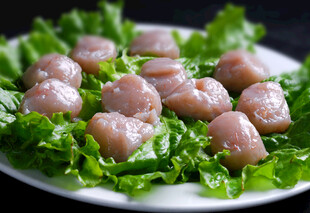 鲜嫩肉丸配生菜摆盘