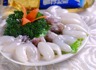 新鲜鱿鱼摆盘