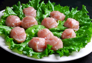 鲜嫩肉丸配生菜摆盘