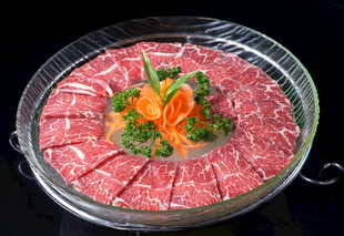 精美摆盘的鲜嫩牛肉拼盘