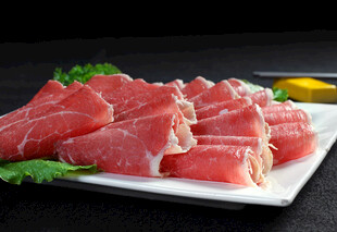 新鲜美味的卷状生肉片