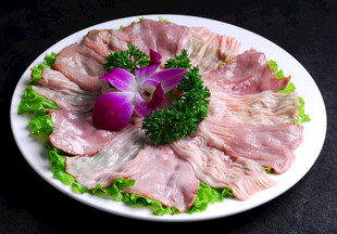 精美摆盘的鲜嫩肉片