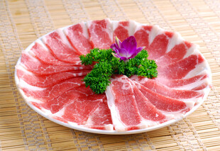 鲜嫩羊肉片摆盘精致